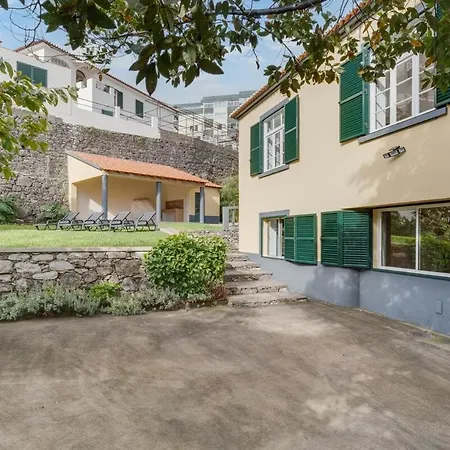 Casa Estufa 25 Garden, Games & Parking * Funchal (Madeira)