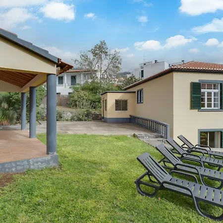Casa Estufa 25 Garden, Games & Parking * Funchal (Madeira)